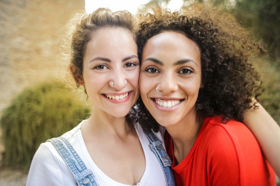 Two young women smiling. The benefits of quitting vaping. Pexels andrea piacquadio 3756157